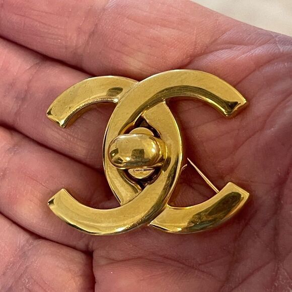 Chanel Vintage Turn Lock Interlocking CC Brooch from 1996. - Picture 4 of 5